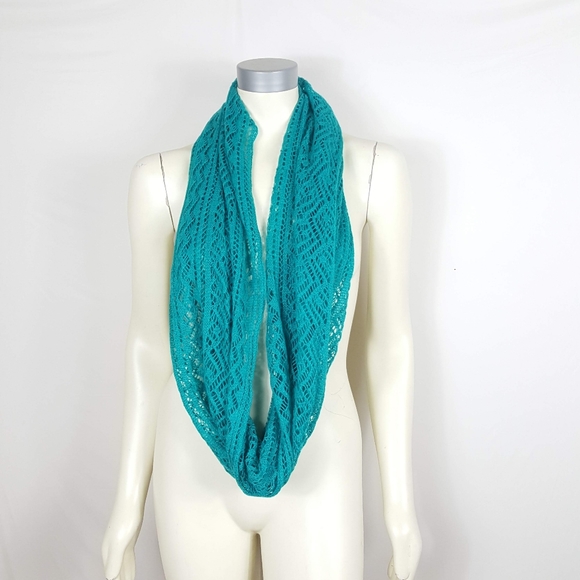 Stitch Fix Octavia Joanna Crochet Knit Infinity Scarf NWT - Picture 3 of 6